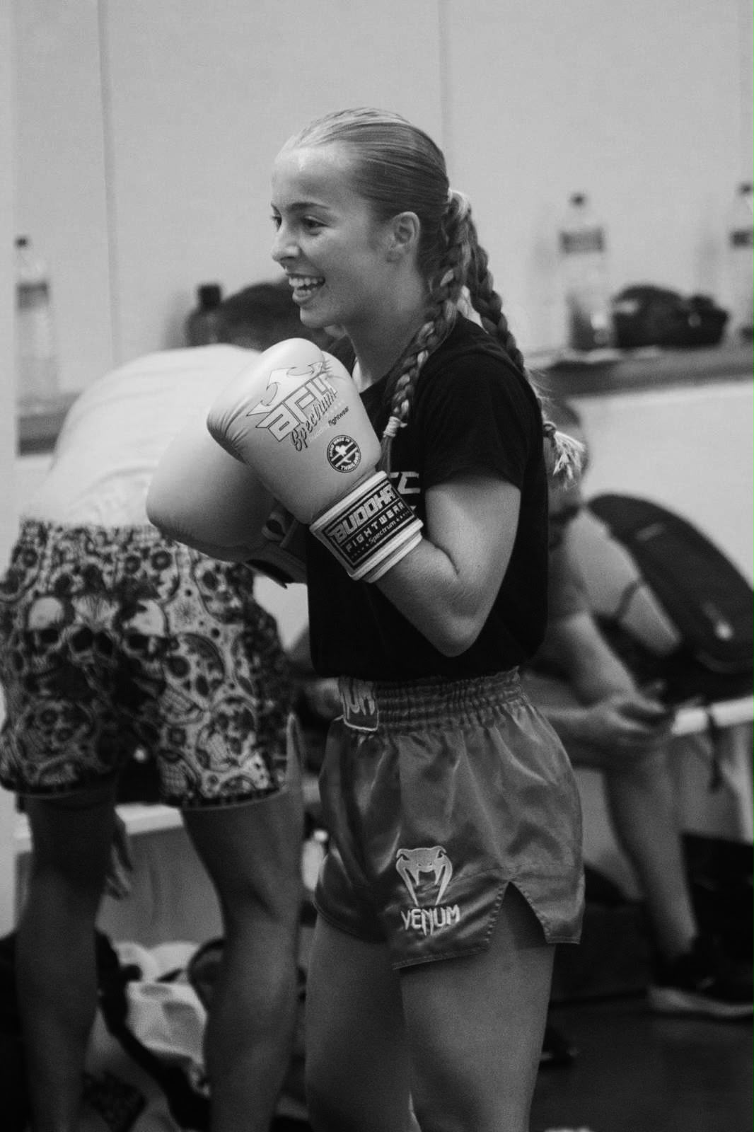 Atleta do Cascais Fight Center a sorrir com luvas de boxe