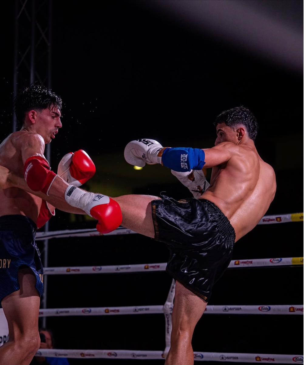 Combate de Muay Thai e Kickboxing